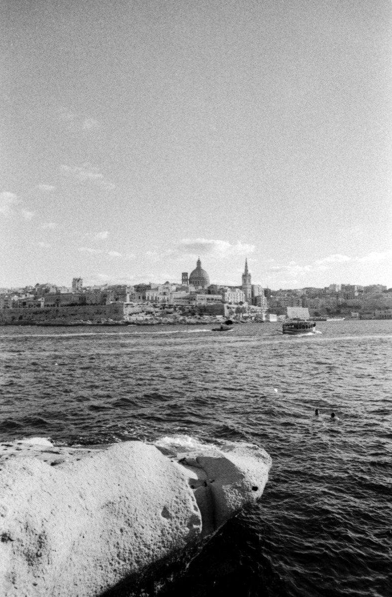 Malta bl-iswed u bl-abjad